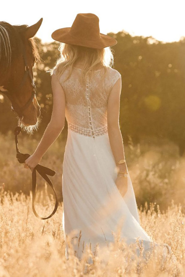 Dos en dentelle et robe fluide