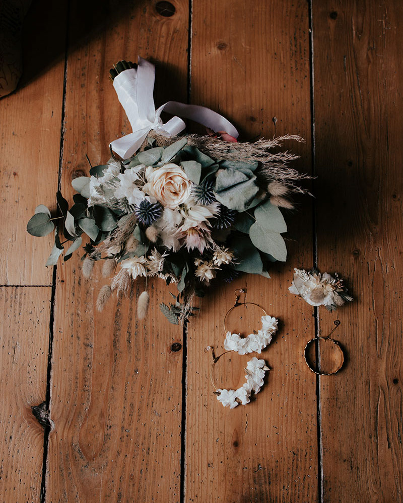 Bouquet de mariage naturel avec chardon et eucalyptus
