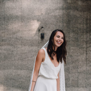 Décolleté en V et dentelle plumetis