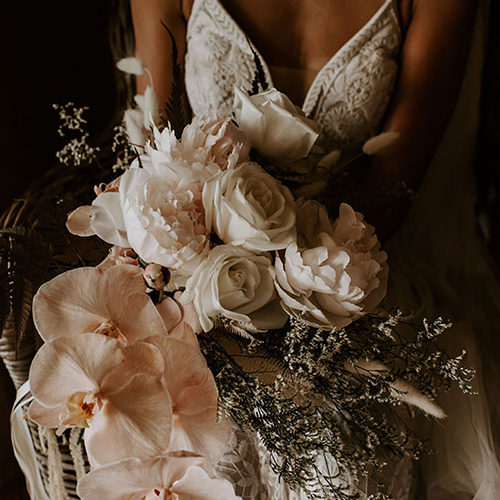 Bouquet de mariée avec roses et pivoines
