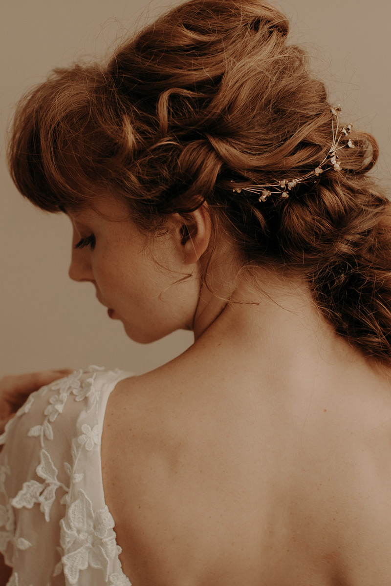 Cheveux attachés avec accessoire de mariage délicat