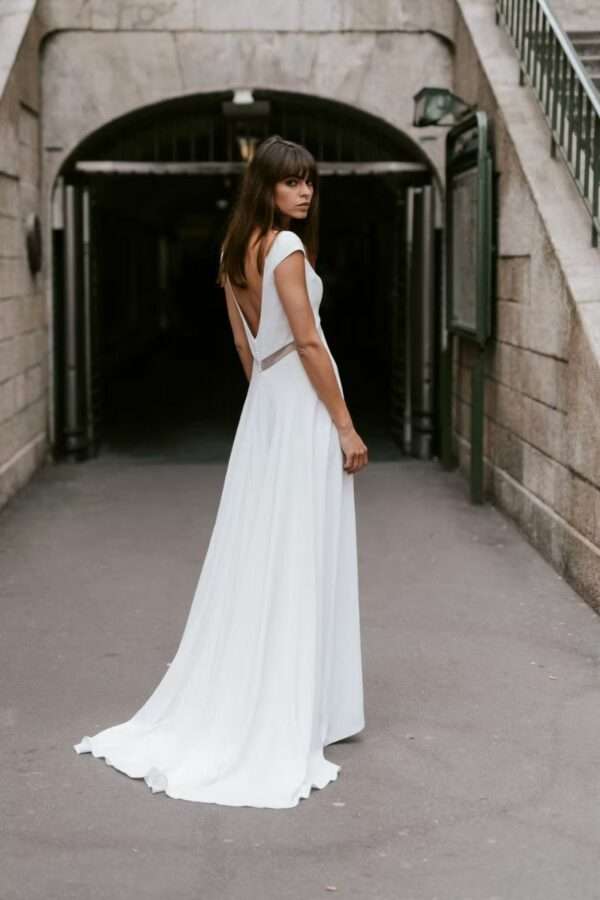 Dos nu V et ceinture transparente