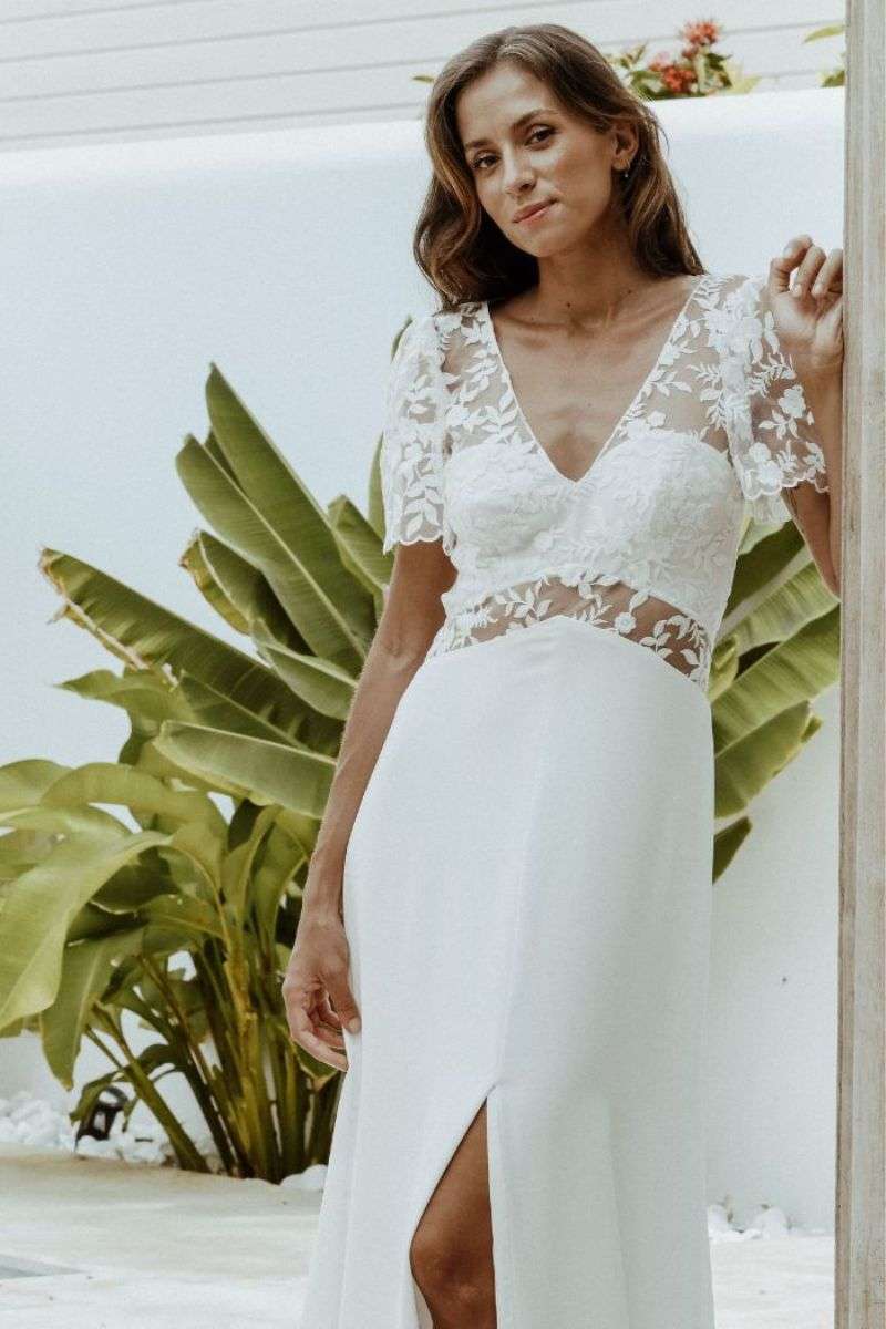 Décolleté V et manches courtes en tulle brodé