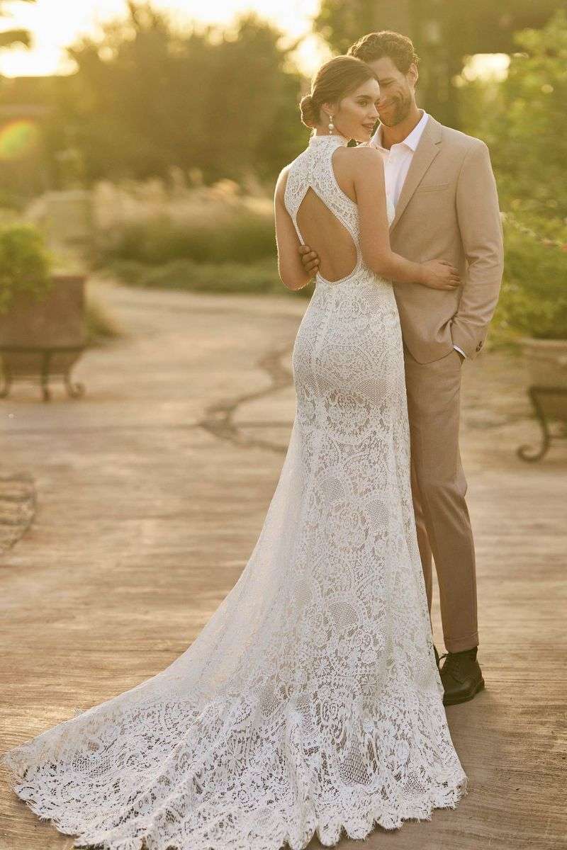 Robe de mariée en dentelle avec dos ouvert