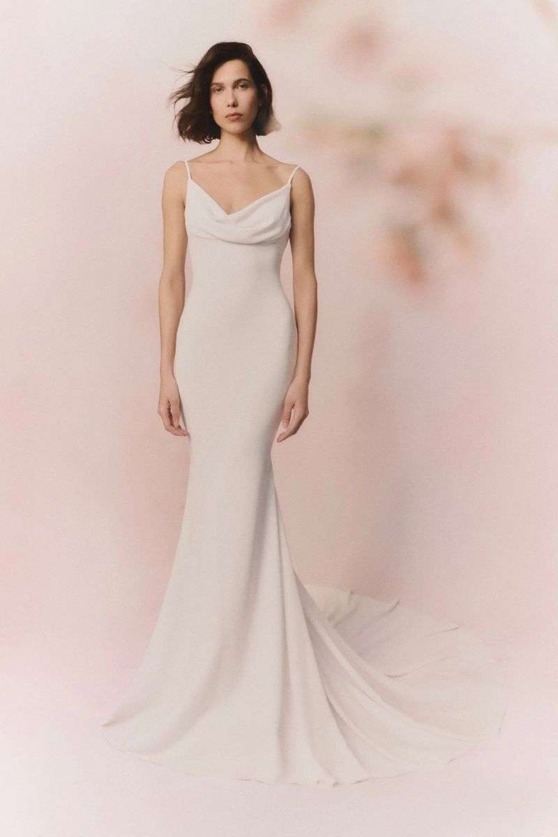 Col bénitier et bretelles spaghettis