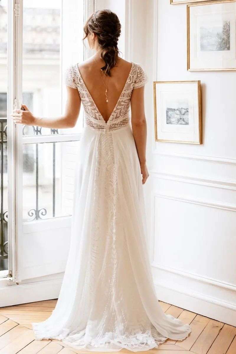 Dos nu V et traîne en dentelle