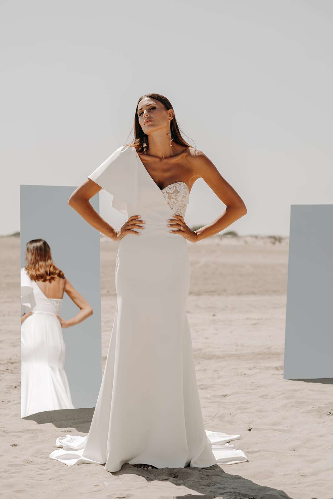 Robe de mariée en crêpe avec manche volant et bustier perlé Manon Gontero