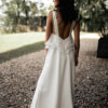 Albertine-Madame-Est-Couturiere-robe-mariee-boheme-sans-dentelle.jpg Robe de mariée d'occasion à bretelles et dos nu