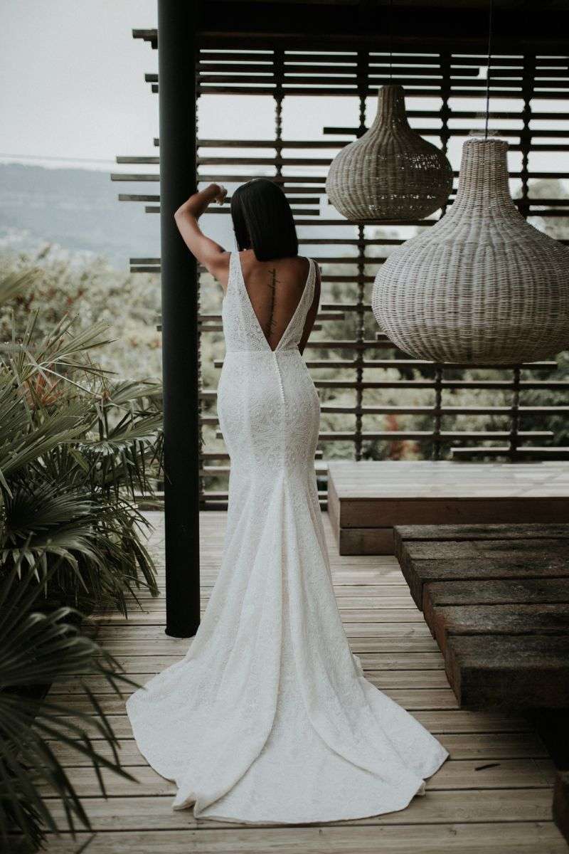 Bali-ManonGontero-robe-mariee-seconde-main-lyon.jpg Robe de mariée sirène en dentelle originale et sequins Manon Gontero