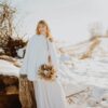 Cape-Alicia-AureliaPrado-accessoire-mariage-montagne.jpg Cape de mariée en fourrure pour mariage d'hiver Aurélia Prado