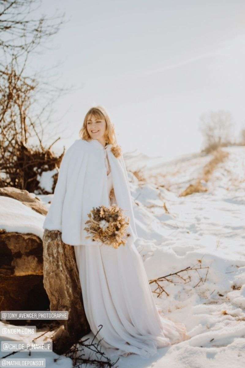 Cape-Alicia-AureliaPrado-accessoire-mariage-montagne.jpg Cape de mariée en fourrure pour mariage d'hiver Aurélia Prado