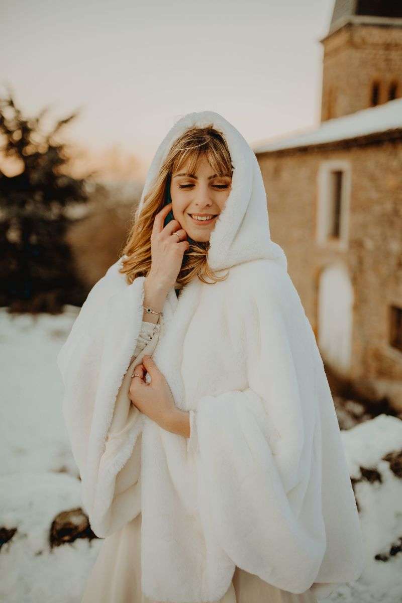 Cape-Alicia-AureliaPrado-mariage-hiver.jpg Manteau de mariée pour mariage d'hiver Aurélia Prado