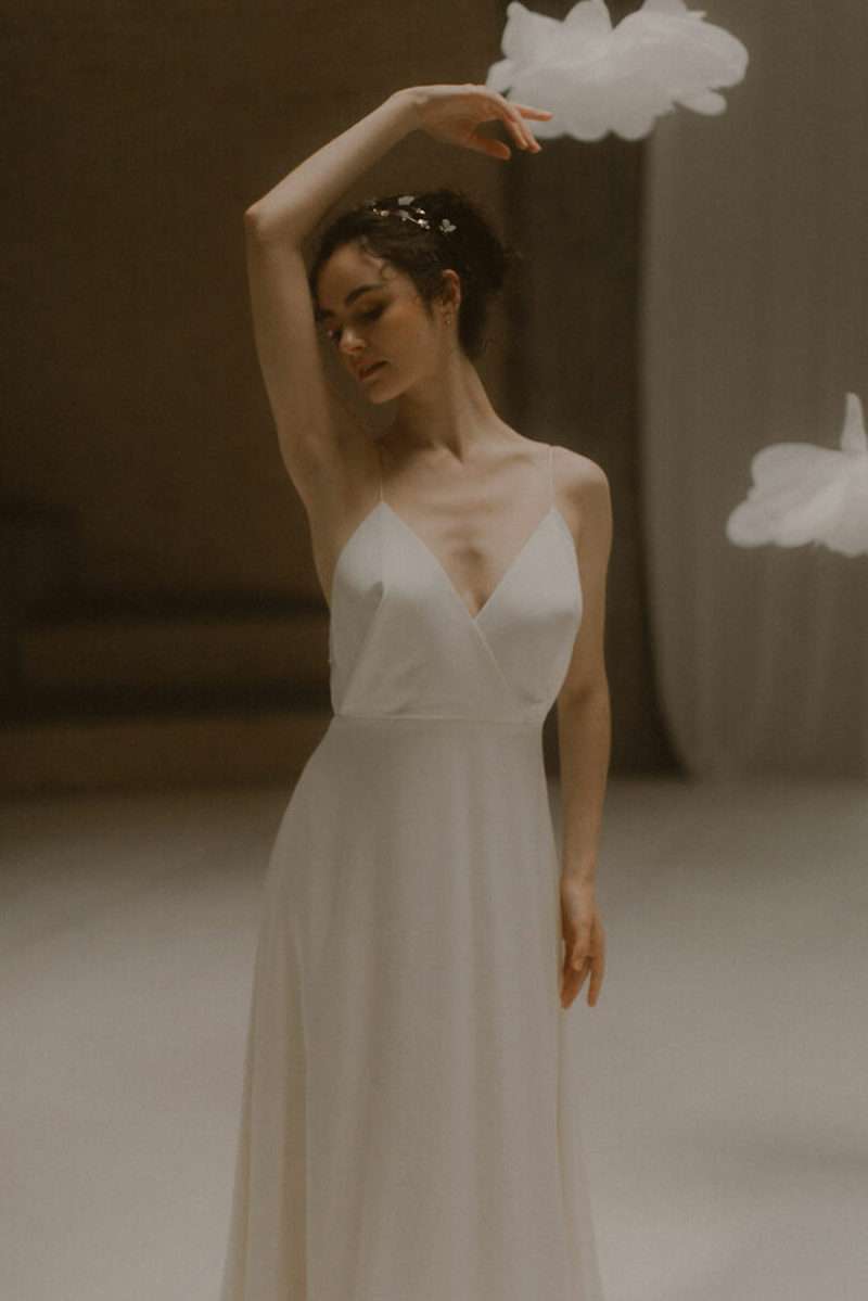 Celeste-AtelierSwan-robe-mariee-simple.jpeg Robe de mariée à bretelles en crêpe léger Atelier Swan