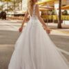 Celina-LunaNovias-bretelles-decollete-plongeant-dos-nu.jpg Robe de mariée princesse dentelle avec grande traîne Luna Novias