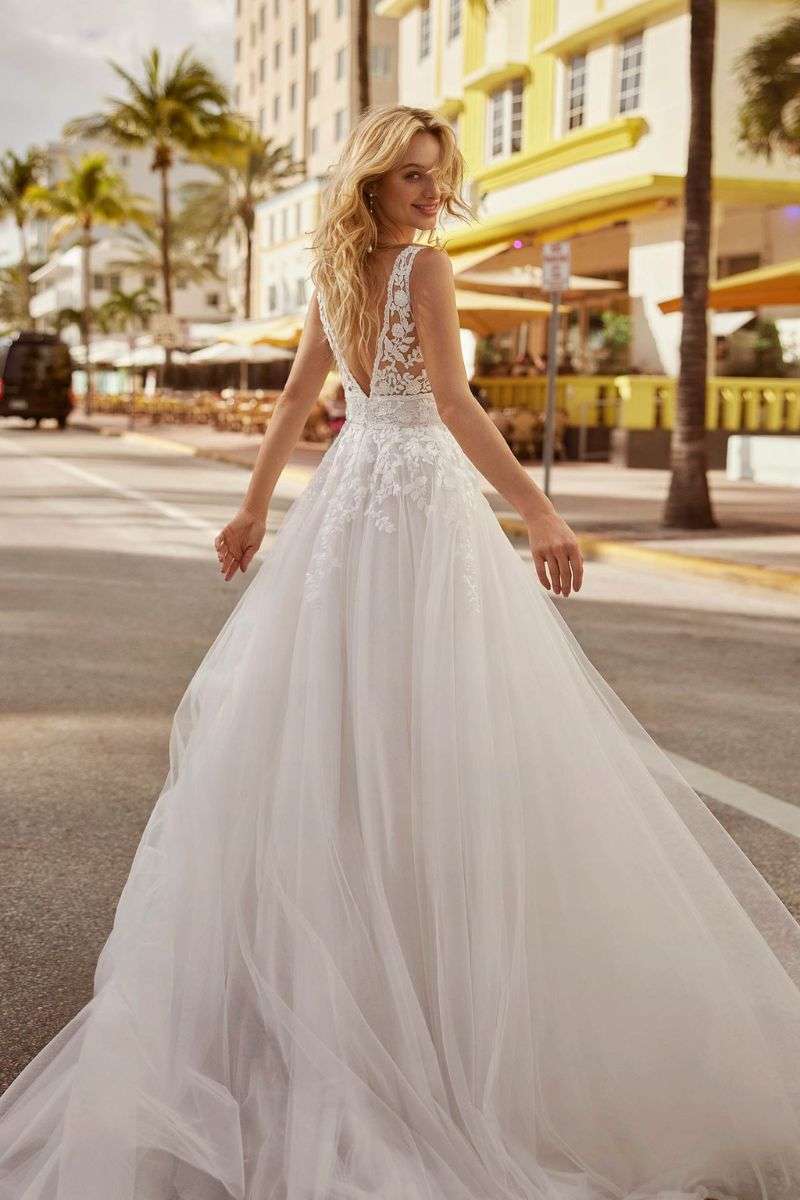 Celina-LunaNovias-bretelles-decollete-plongeant-dos-nu.jpg Robe de mariée princesse dentelle avec grande traîne Luna Novias