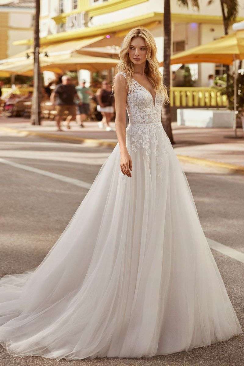 Celina-LunaNovias-robe-mariee-princesse.jpg Robe de mariée dentelle et tulle de seconde main Luna Novias