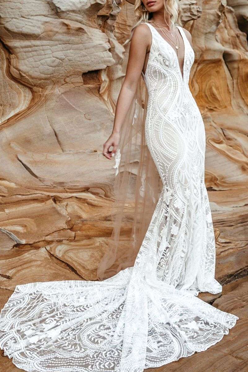 Robe de mariée originale en dentelle avec grande traîne Lovers Society