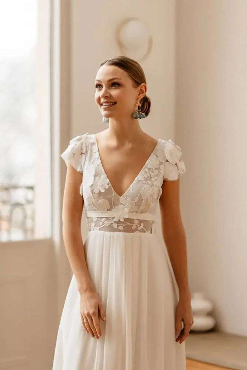 Crepuscule-ElsaGary-robe-mariee-dentelle-fleurs-3D.jpg Robe de mariée en dentelle à fleurs et mousseline fluide légère Elsa Gary