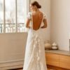 Crepuscule-ElsaGary-traine-dentelle-dos-nu.jpg Robe de mariée bohème moderne avec grand dos nu et traîne dentelle Elsa Gary