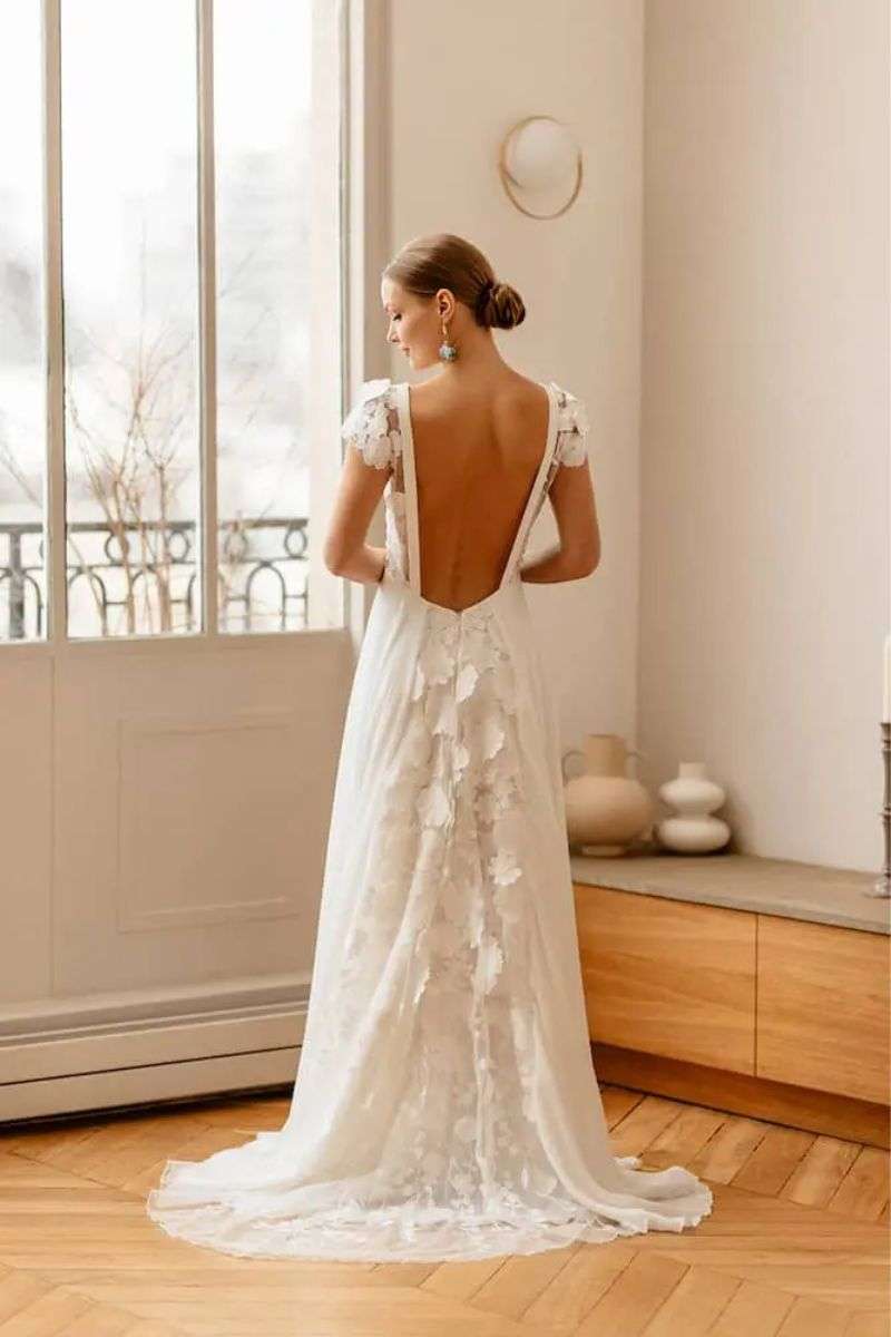Crepuscule-ElsaGary-traine-dentelle-dos-nu.jpg Robe de mariée bohème moderne avec grand dos nu et traîne dentelle Elsa Gary