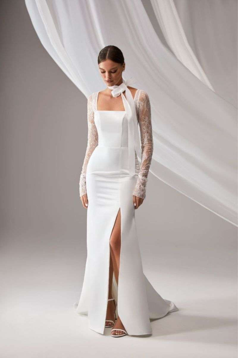 Diabla-MillaNova-robe-mariee-col-carre.jpg Robe de mariée fendue manches longues glamour Milla Nova