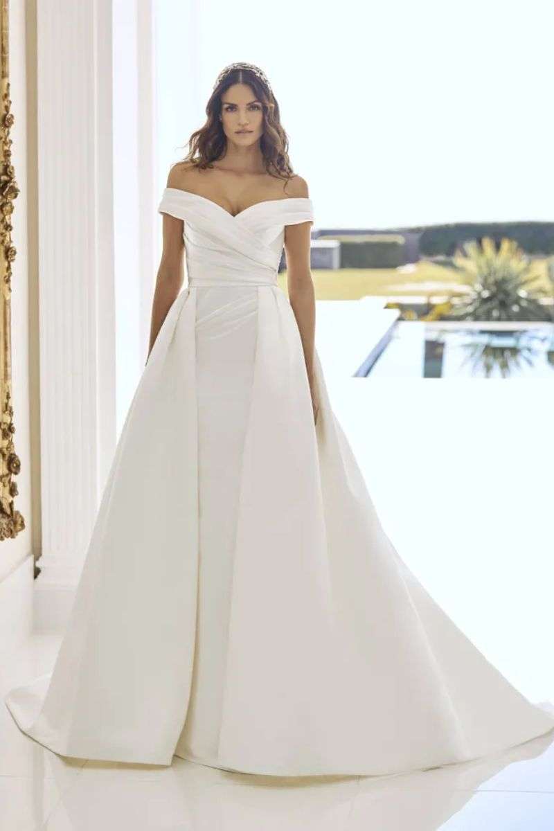 Robe de mariée col bardot A-line et grande traîne Pronovias