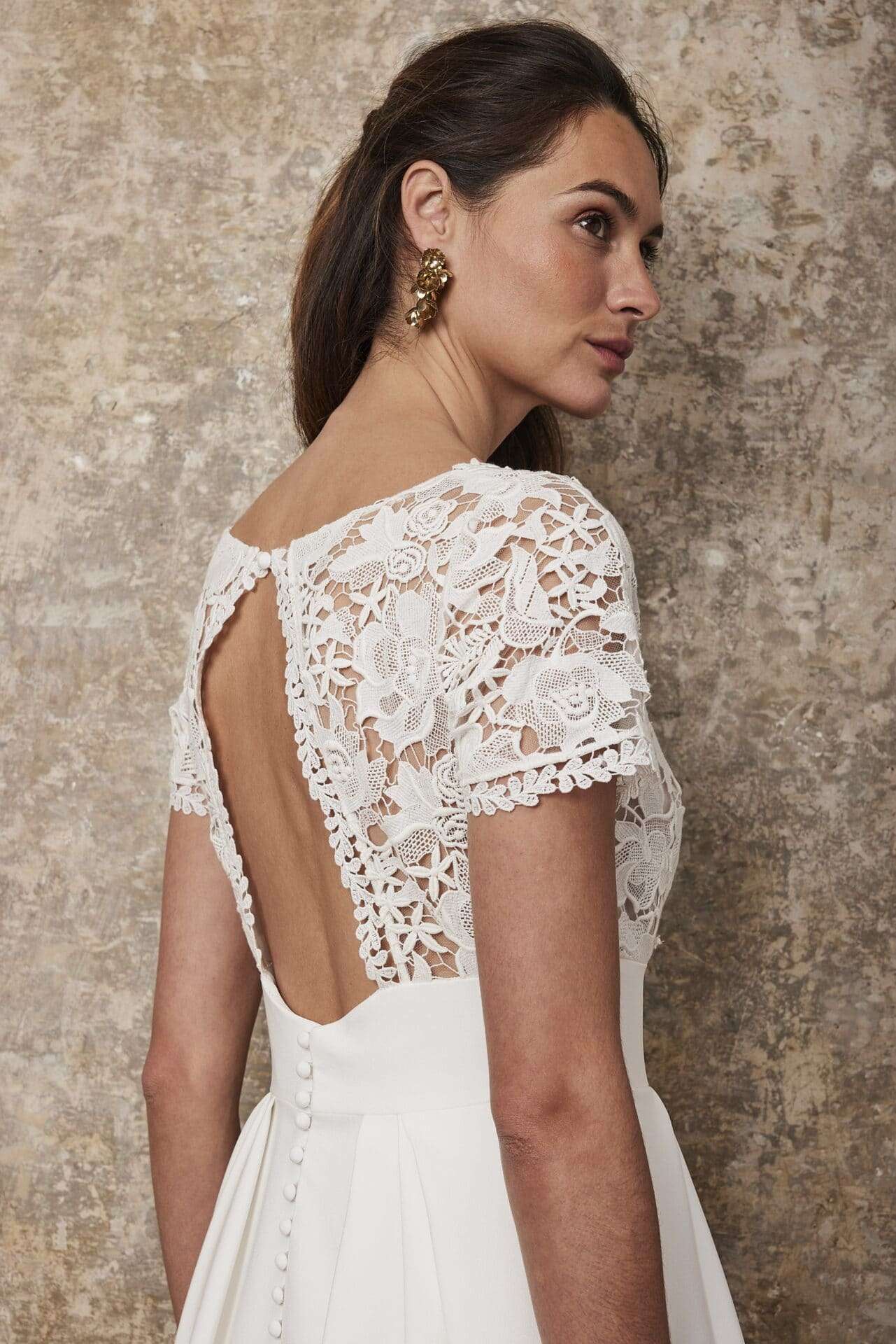 Dormelle-LambertCreations-dos-nu.jpg Robe de mariée en dentelle guipure et crêpe lourd Lambert Créations