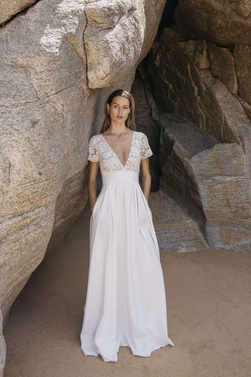 Dormelle-LambertCreations-robes-mariee-seconde-main-lyon.jpg Robe de mariée bohème dos nu inversé seconde main Lambert Créations
