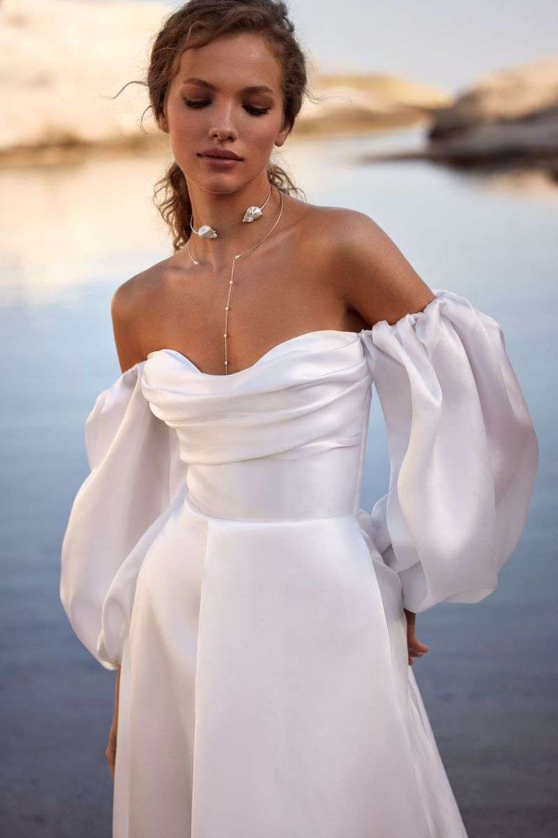Federica-MillaNova-robe-bustier-drape-satin.jpg Robe de mariée fendue glamour sans dentelle Milla Nova