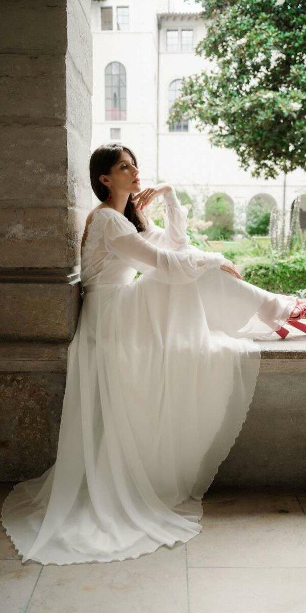 Robe de mariée manches longues bouffantes sans décolleté Adeline Bauwin