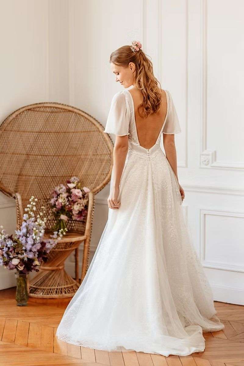 Gabrielle-ElsaGary-dos-nu-manches-courtes.jpg Robe de mariée bohème en dentelle et sequins fluide Elsa Gary