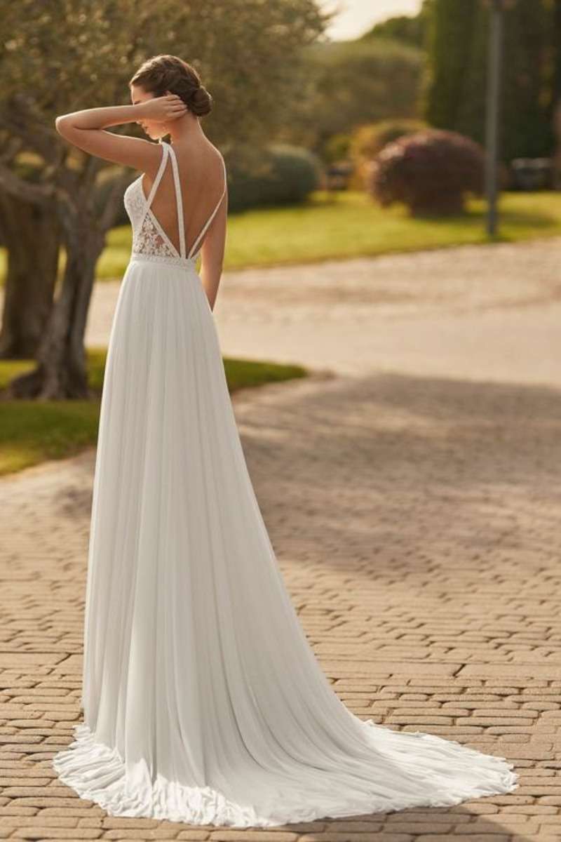 Glory-Rosa-Clara-dos-nu-mariee.jpg Robe de mariée princesse moderne avec dos nu et bretelles Rosa Clara