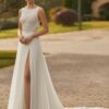 Glory-Rosa-Clara-robe-mariee-boheme.jpg Robe de mariée col bateau en dentelle et jupe fendue Rosa Clara
