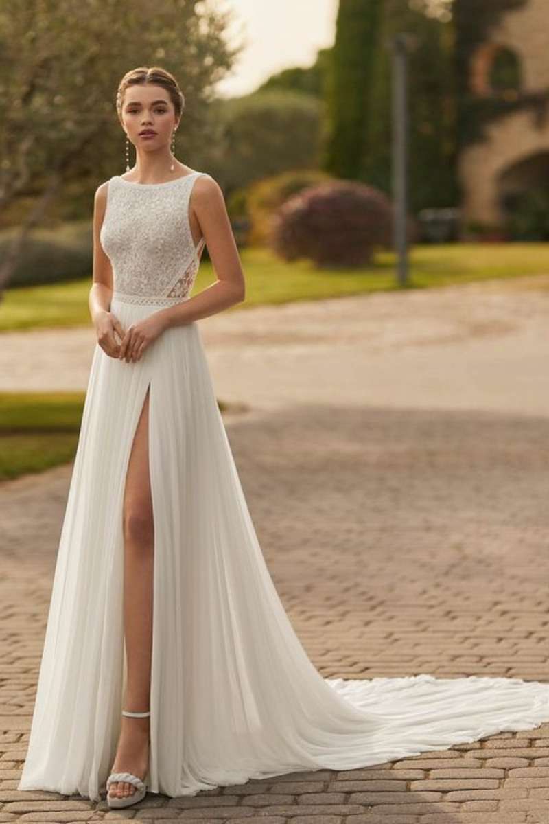 Glory-Rosa-Clara-robe-mariee-boheme.jpg Robe de mariée col bateau en dentelle et jupe fendue Rosa Clara