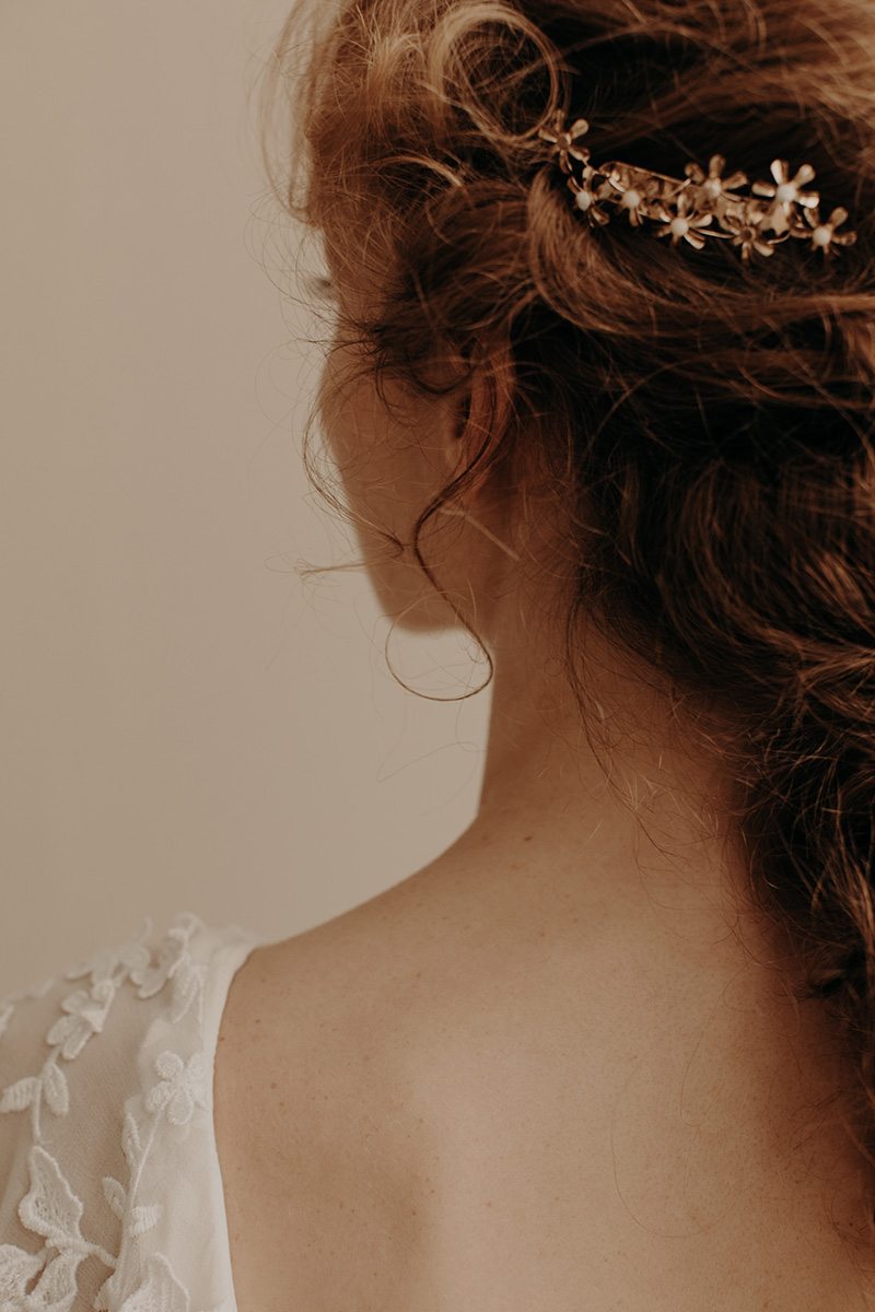 Harriet-peigne-fleurs-dore-La-Chambre-Blanche.jpeg