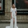 Harrow-Manon-Gontero-robe-mariee-asymetrique.jpg Sous-robe courte en dentelle effet tatouage et sur-robe crêpe fluide Manon Gontero