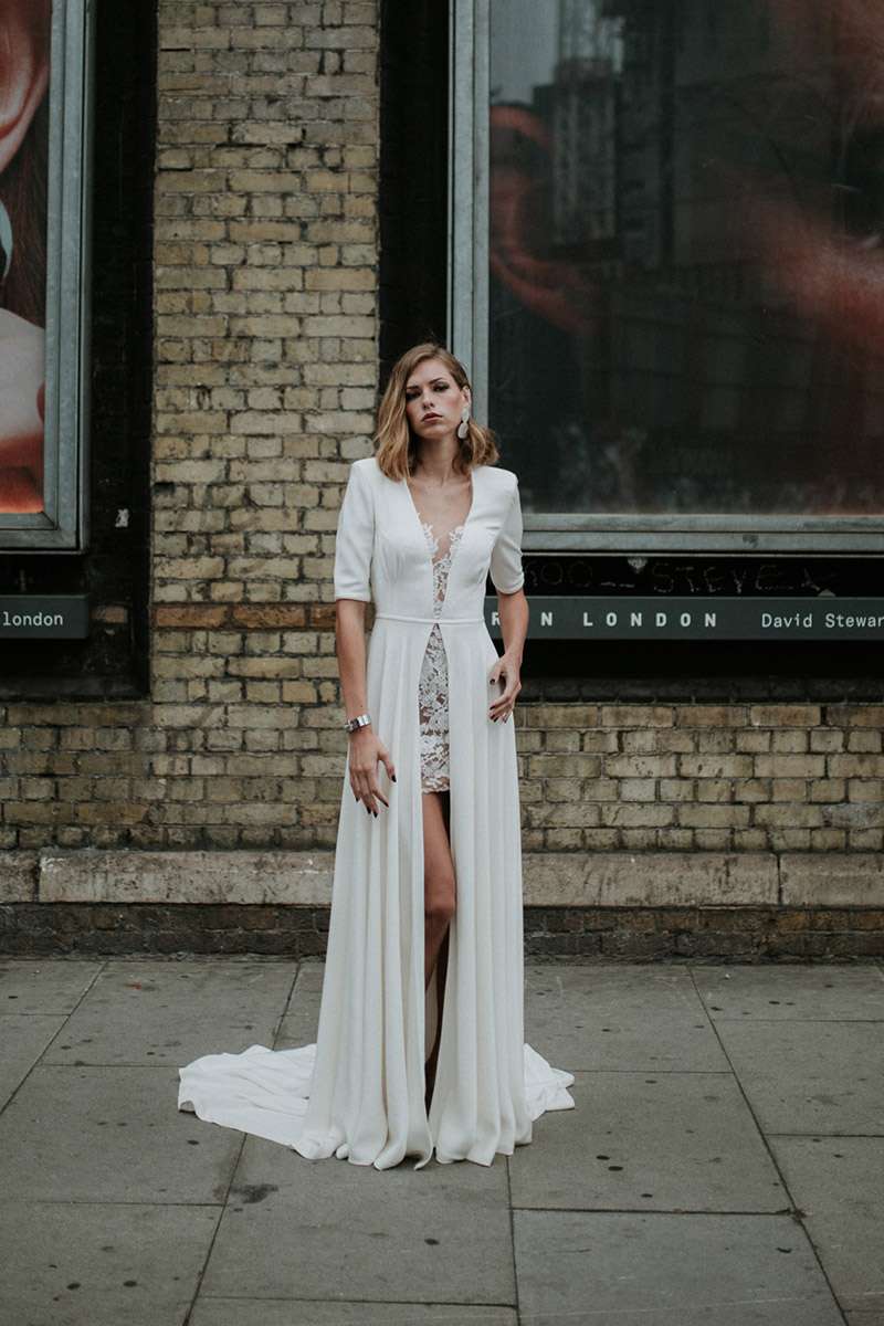 Harrow-Manon-Gontero-robe-mariee-asymetrique.jpg Sous-robe courte en dentelle effet tatouage et sur-robe crêpe fluide Manon Gontero