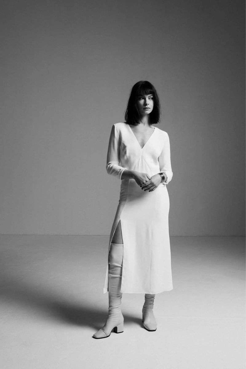 Hauteville-UniParis-robe-mariee-midi.jpg Robe de mariée civil sans dentelle manches trois quart Uni Paris