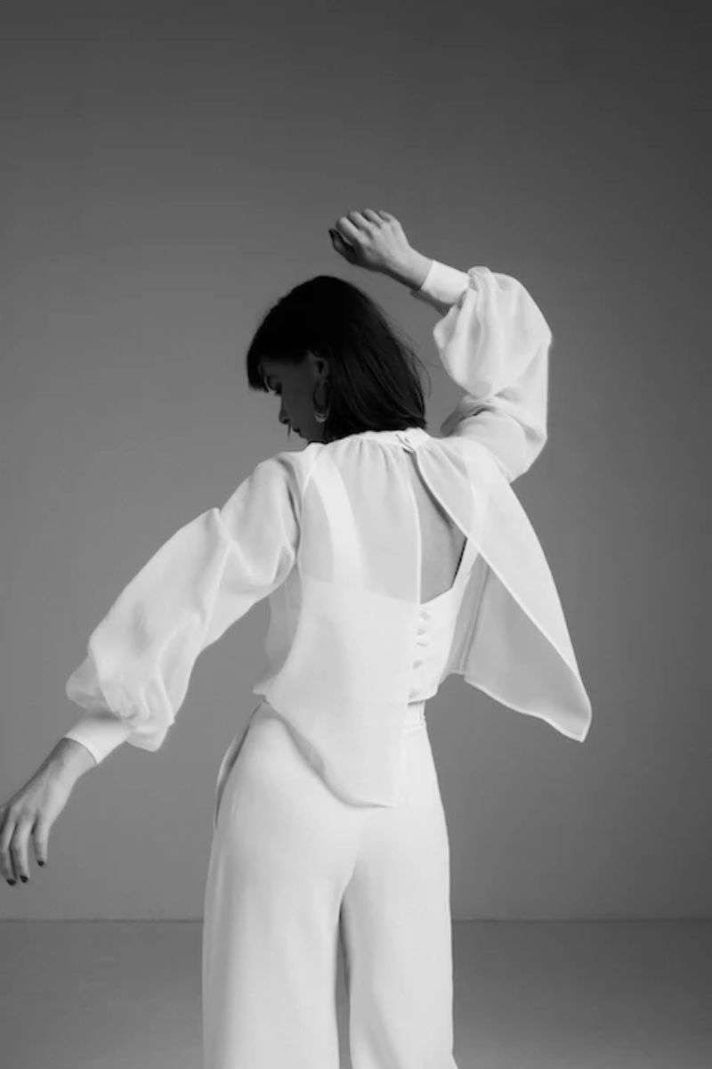 Honfleur-UniParis-top-manches-longue-dos-nu.jpg Blouse de mariée en mousseline fluide UniParis