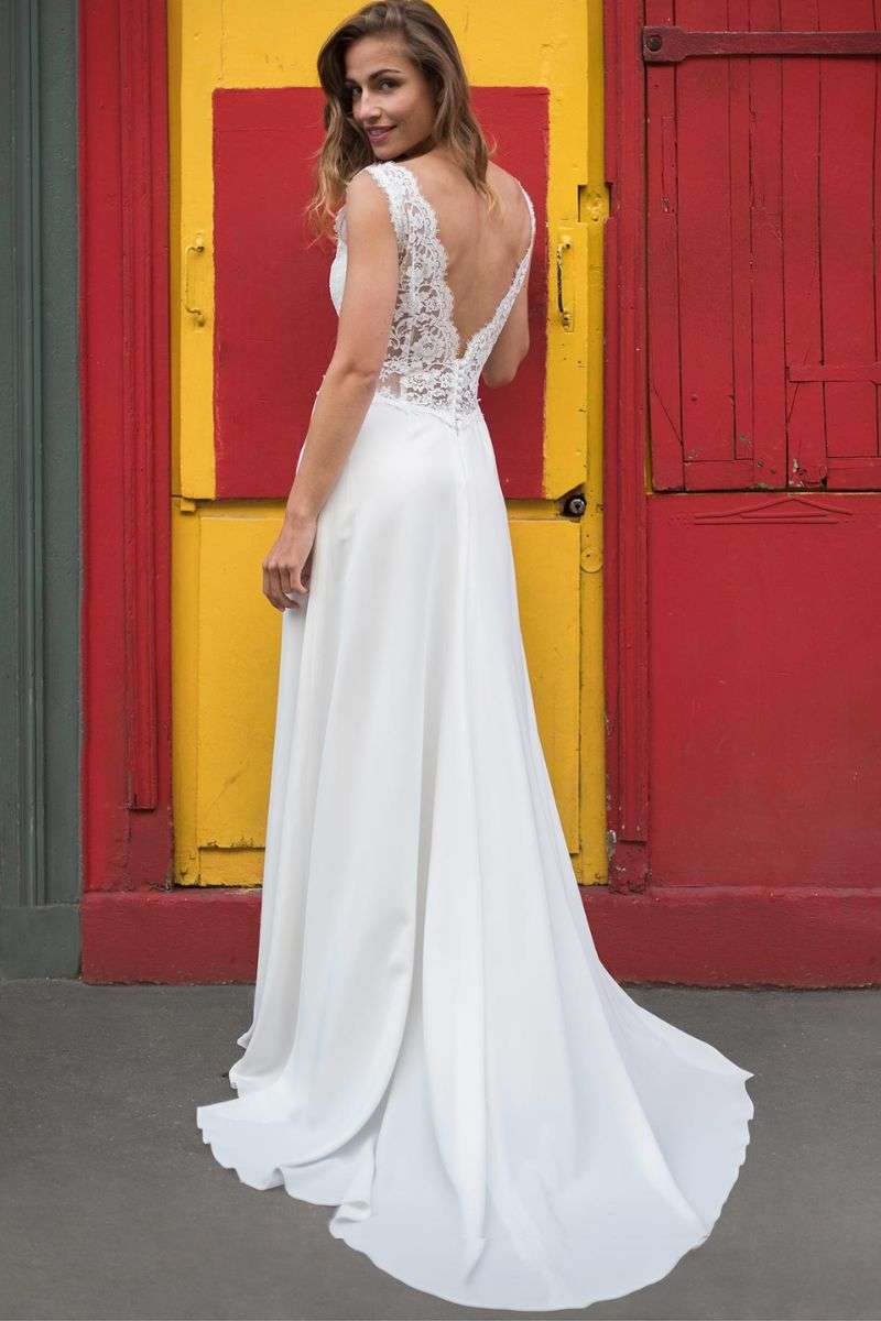 IlesMarquises-MarieLaporte-robes-mariee-seconde-main-lyon.jpg Robe de mariée dos nu V en dentelle et crêpe fluide Marie Laporte