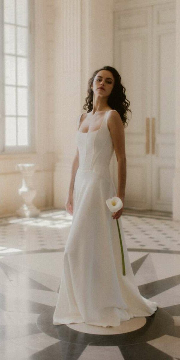Robe de mariée corset minimaliste et moderne en crêpe Atelier Swan