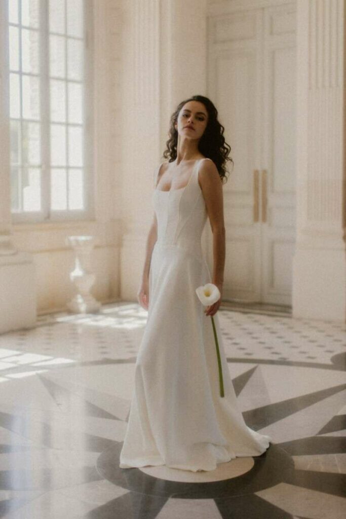 Robe de mariée corset minimaliste et moderne en crêpe Atelier Swan