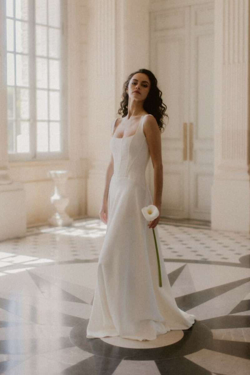 Isee-AtelierSwan-robe-mariee-corset.jpg Robe de mariée corset minimaliste et moderne en crêpe Atelier Swan