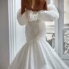 Jill-MillaNova-robe-mariee-sirene-originale.jpg Robe de mariée moderne et glamour en taffetas manches off shoulder Milla Nova