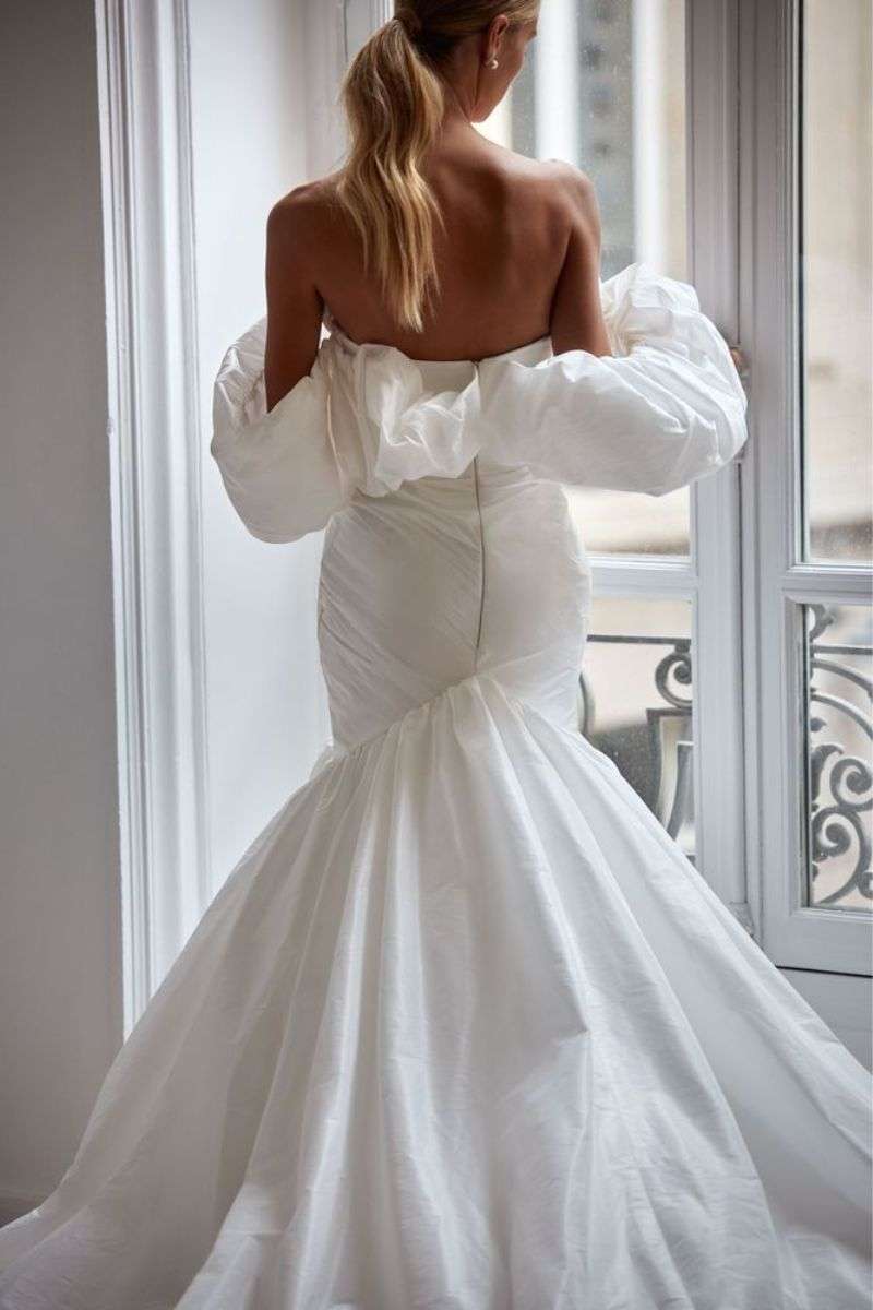 Jill-MillaNova-robe-mariee-sirene-originale.jpg Robe de mariée moderne et glamour en taffetas manches off shoulder Milla Nova