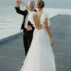 Jonah-RimeArodaky-col-bateau-dentelle.jpg Robe de mariée de créatrice en tulle brodée avec manches volants Rime Arodaky