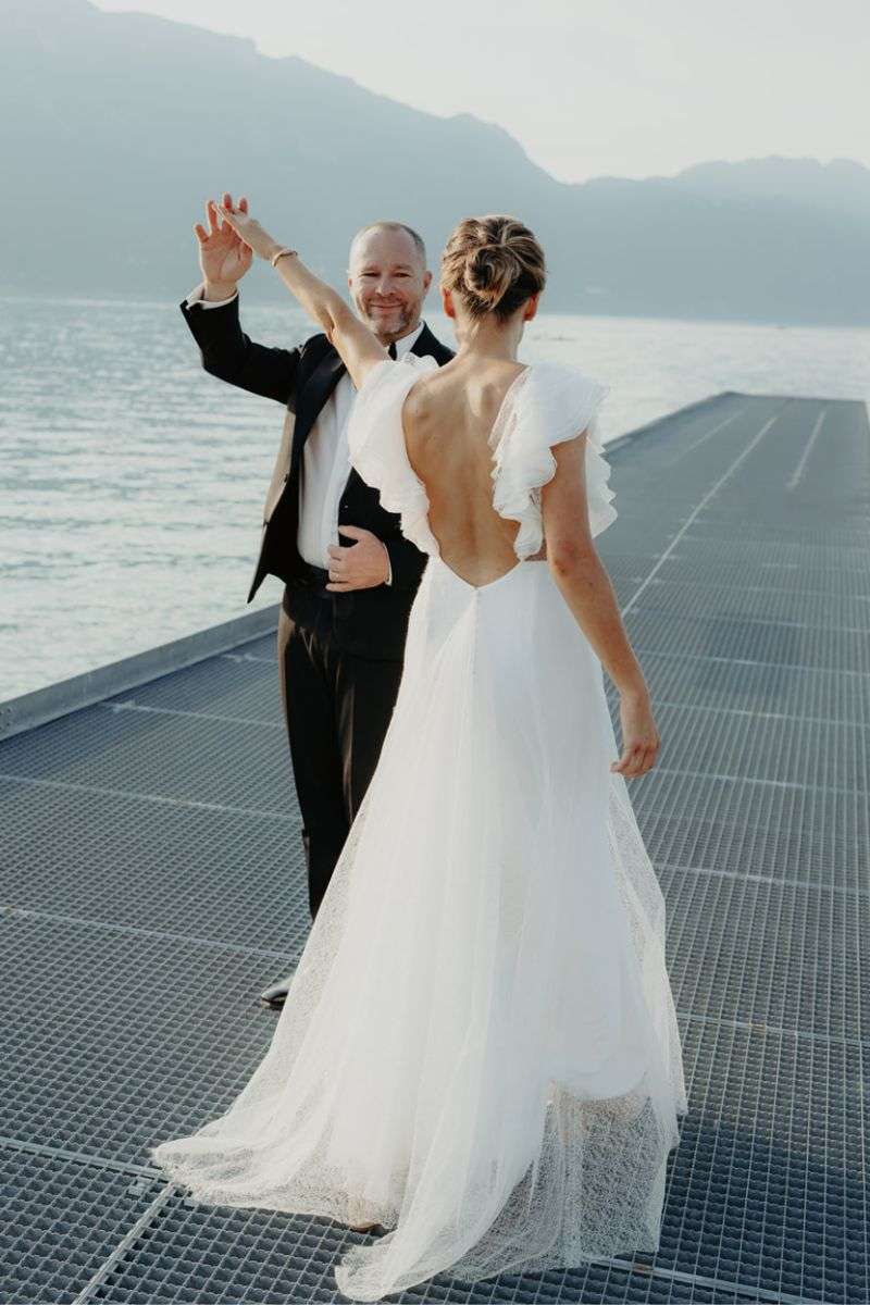 Jonah-RimeArodaky-col-bateau-dentelle.jpg Robe de mariée de créatrice en tulle brodée avec manches volants Rime Arodaky