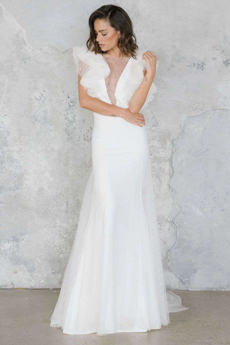 Jonah-RimeArodaky-robe-mariee-occasion-lyon.jpg Robe de mariée couture décolleté plongeant près du corps Rime Arodaky