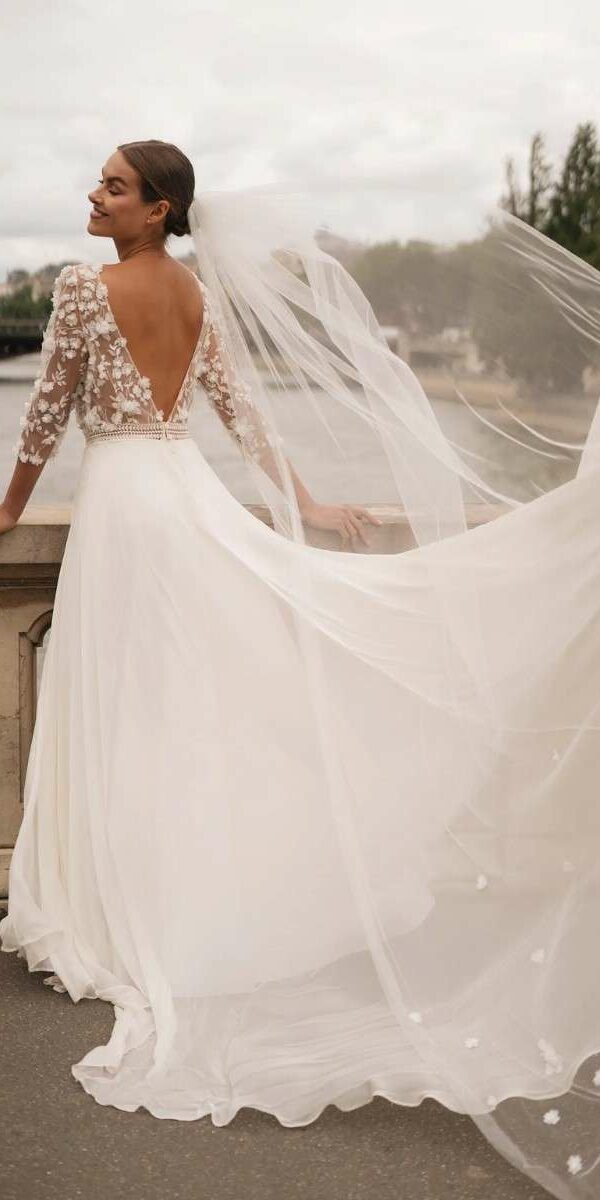 Robe de mariée fluide et élégante dos nu V Oksana Kokhan