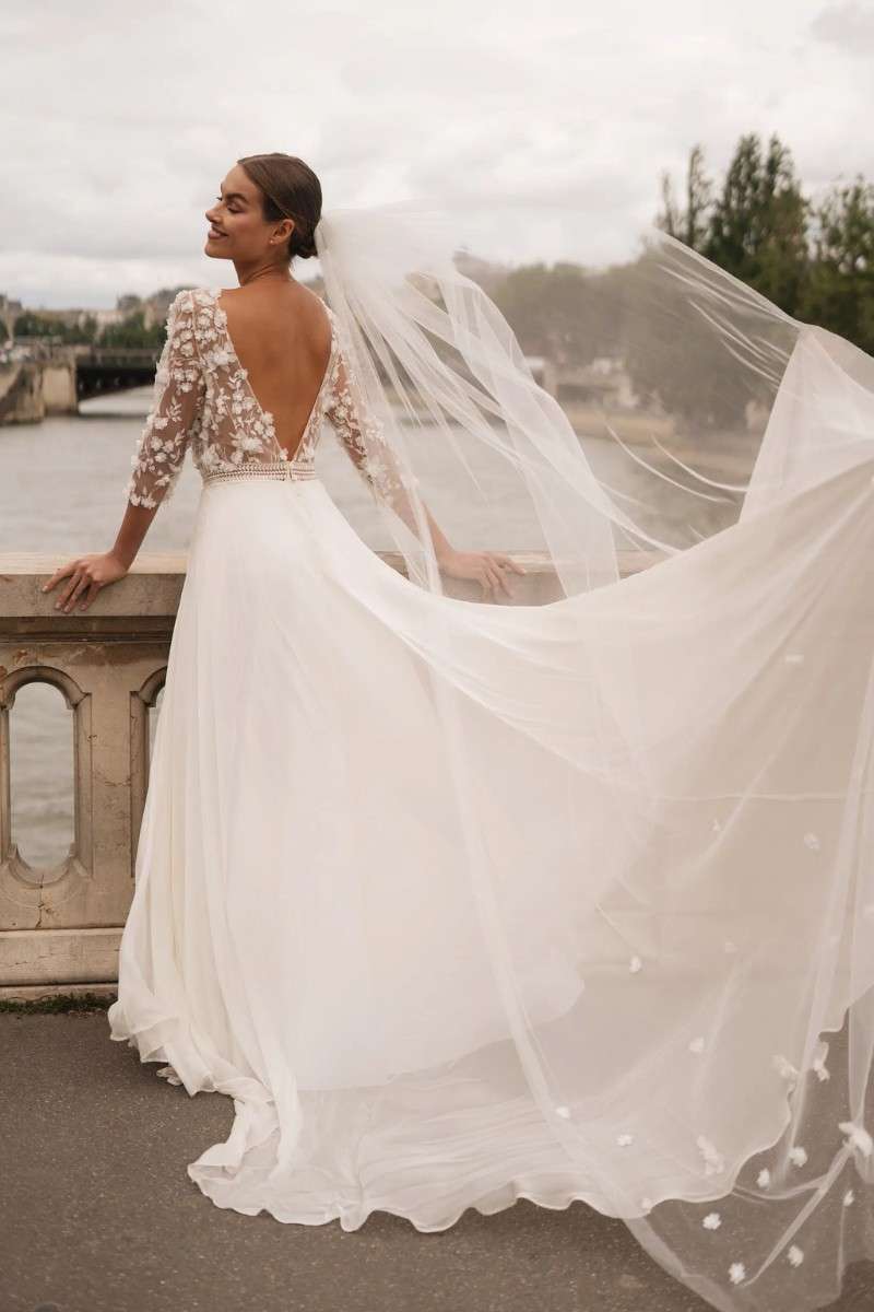 Robe de mariée fluide et élégante dos nu V Oksana Kokhan